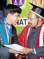 V Niranjan receiving gold medals and cash award from Union Law Minister M Veerappa Moily.