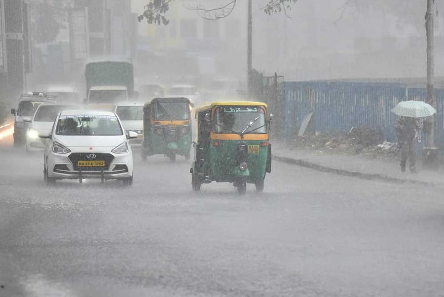 Even as it struggles to handle the worst floods in the northern, Malnad and coastal Karnataka regions, the state is forced to stay prepared for a possible catastrophe in the city. DH file photo