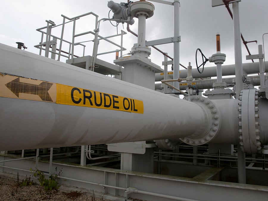  A maze of crude oil pipes and valves (Reuters Photo)