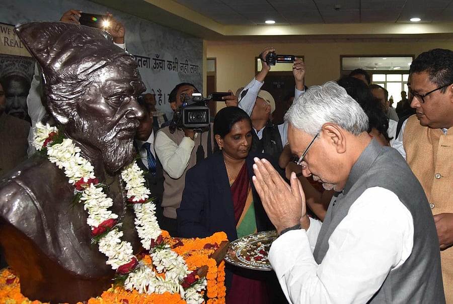 As Dashrath Manjhi, the man who broke through a hillock, working for 22 odd years with hammer and chisel lives on in the memory of people even after 12 years of his death in 2007, politicos are invoking his memory.