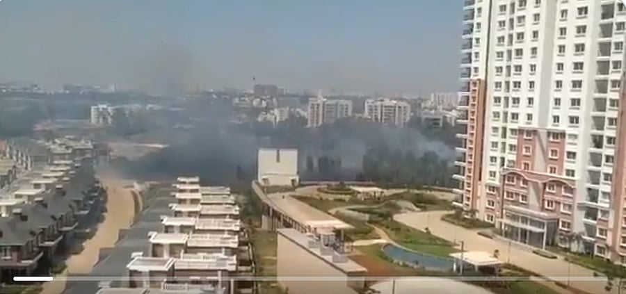 A fire breaks out behind Prestige Lakeview Habitat in Bengaluru.(Photo: Twitter/@Suraj_Suresh)