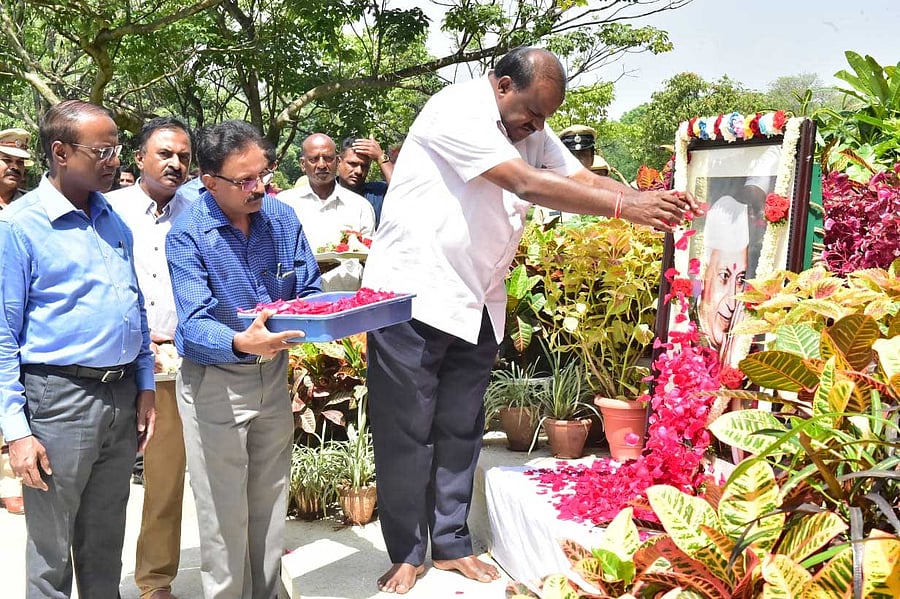   Chief Minister Kumaraswamy garlands the portrait of former prime minister Jawaharlal Nehru on his 54th death anniversary, at Vidhana Soudha. DH photo