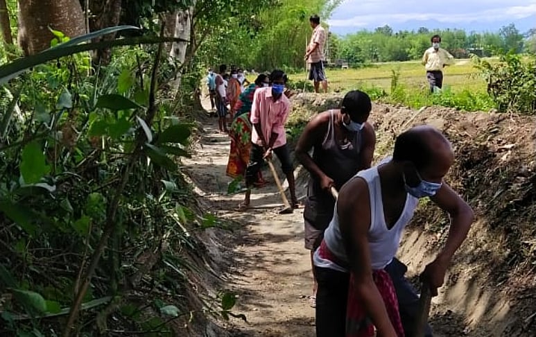 MGNREGS workers resume work in Assam after the Centre relaxed lockdown norms for them. (Credit: Assam government)