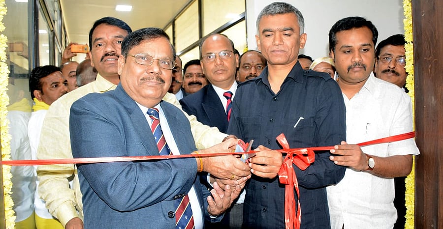 Law and Parliamentary and RDPR minister Krishna Byre Gowda inaugurates Karnataka Administrative Belagavi Bench. (DH Photo)