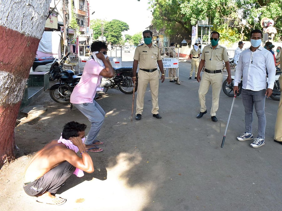Commuters violate lockdown norms (PTI Photo)