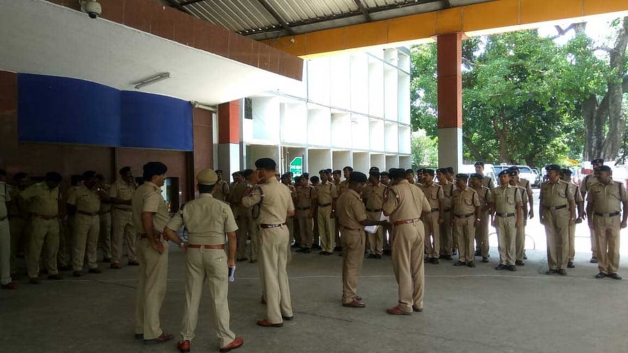 Security was stepped up following the discovery of the grenade. Intensive checks were carried out at entrance, platforms, train coaches and at parcel office, and the entire KSR Railway station was sanitised, Southwestern Railway officials told reporters. (DH Photo)