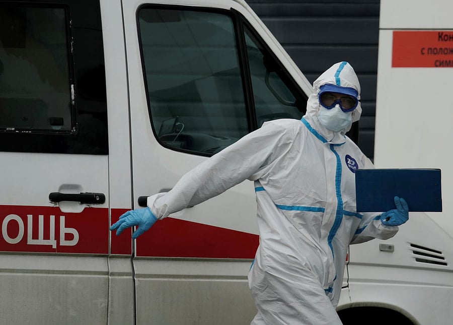 A medical specialist walks outside a hospital for patients infected with the coronavirus disease on the outskirts of Moscow (Reuters Photo)