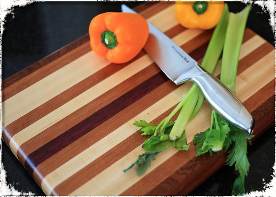 Edge grain wooden cutting board. Picture credit: flickr.com/ Michael Downing