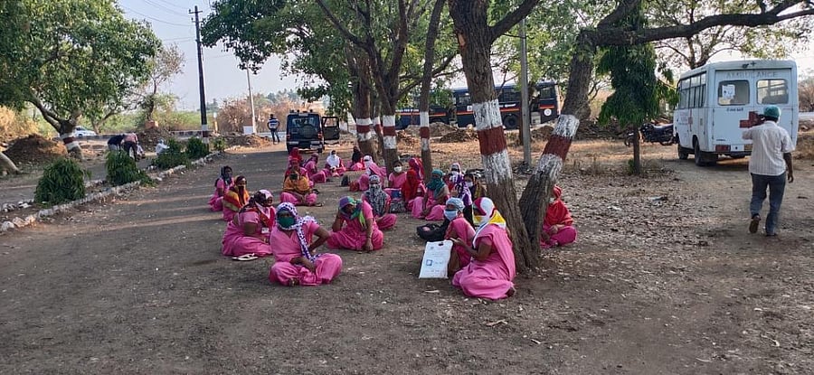 Asha workers gathered in the premises of Kuduchi police station in Raibag taluk in Belagavi district demanding action against accused who assaulted their colleagues on Tuesday. (DH Photo)