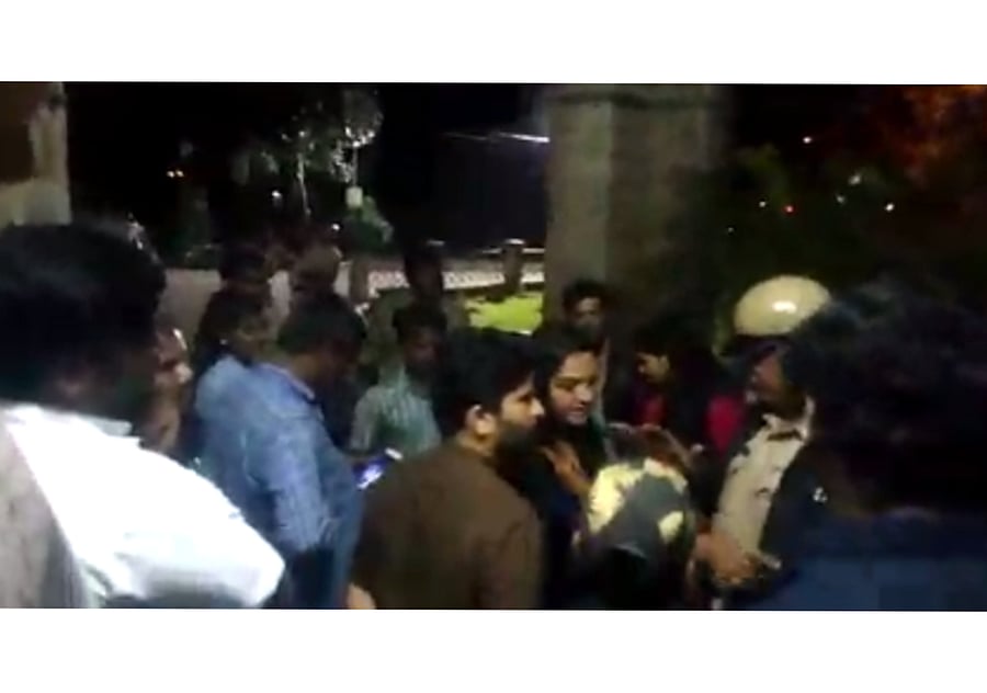 Activists of a pro-Kannada organization staged a protest against doctors for a recent incident where patients lost eyesight.