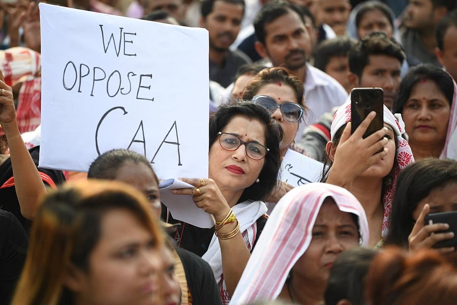 Demonstrators take part in a musical concert to protest against Citizen Amendment Act (CAB) in Guhawati on December 15, 2019. - Some 5,000 people took part in a fresh demonstration in Guwahati on December 15, with hundreds of police watching on as they sang, chanted and carried banners with the words "long live Assam". Photo/AFP