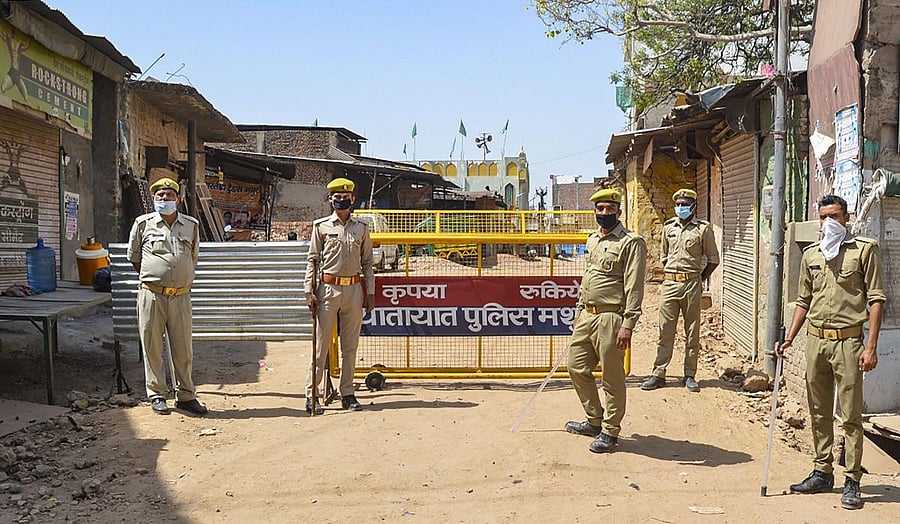 Police officials outside a residential area amid coronavirus lockdown (PTI Photo)