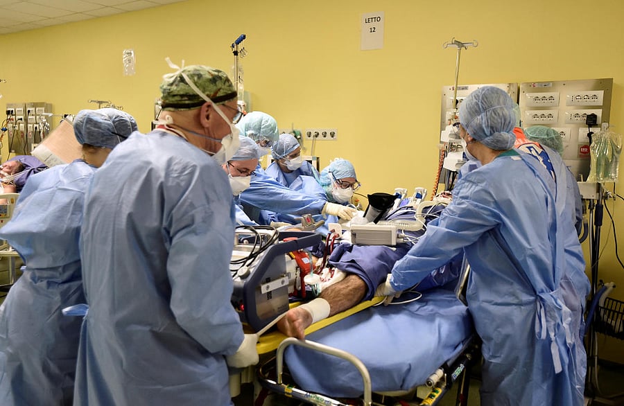 Members of the medical staff in protective suits treat a patient suffering from coronavirus disease (COVID-19) in an intensive care unit in Italy (Reuters Photo)
