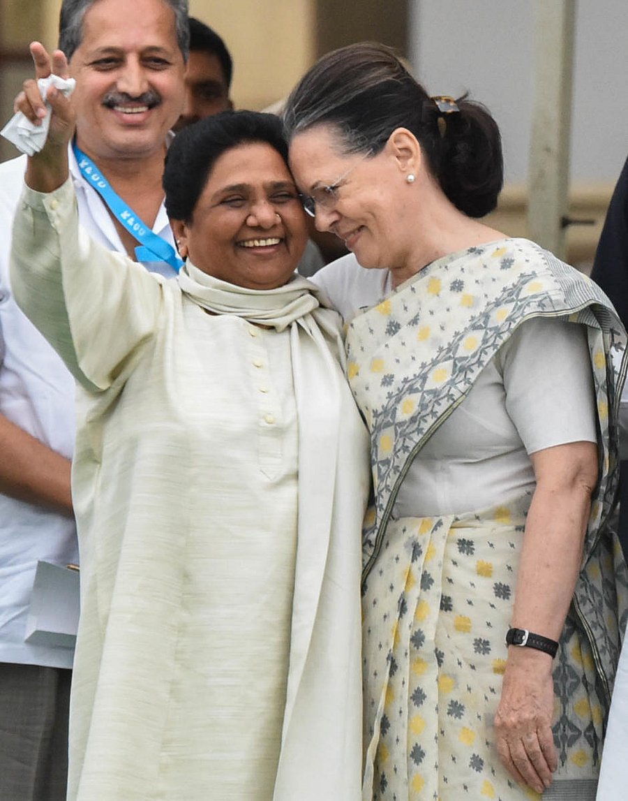 BSP chief Mayawati and UPA chairperson Sonia Gandhi, Andhra Pradesh Chief Minister N Chandrababu Naidu, JD(S) supremo H D Deve Gowda and West Bengal Chief MinisterMamata Banarjee at the swearing-in ceremony at the Vidhana Soudha on Wednesday.DH Photos/