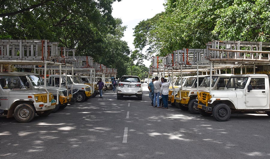 DH file photo of vehicles belonging to power contractors parked in front of the BBMP office during their protest on Wednesday.