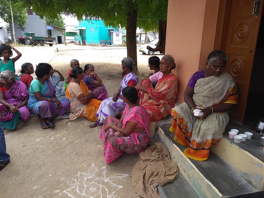Villagers of A Kumarettiyapuram near the tamarind tree narrate their tales. DH Photo/E T B Sivapriyan