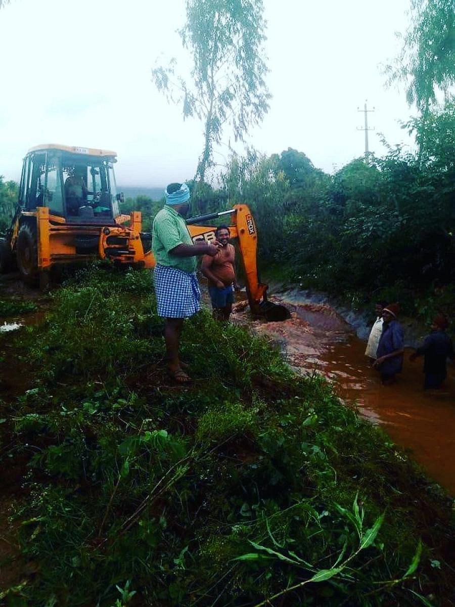 The work on cleaning the canal in progress at Chikka Pattanagere in Kadur taluk. DH PHOTO