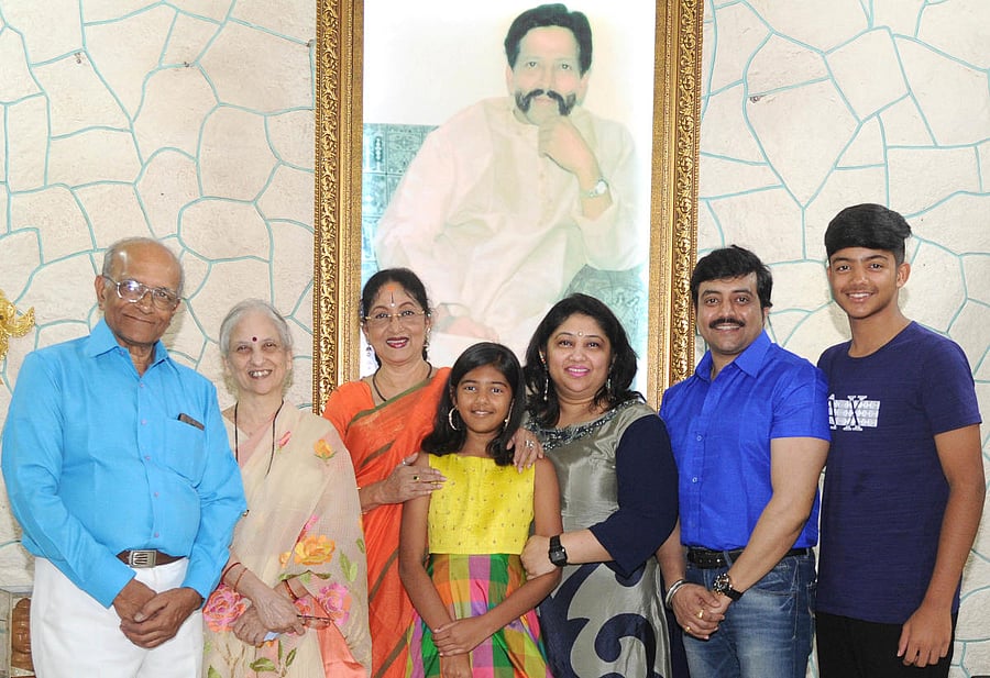 Standing from left: Harshavardhan, Ujjwala, Padmashree Dr Bharathi Vishnuvardhan, Shloka, Keerthi, Anirudh and Jyestavardhan DH PHOTOs BY srikanta sharma r