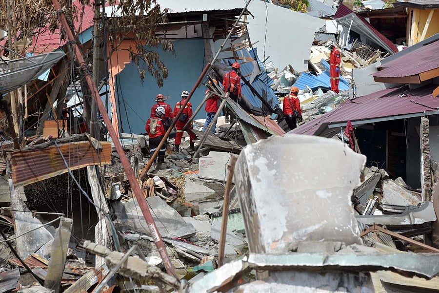 Indonesia search and rescue members continue to look for victims in the hard-hit area of Balaroa in Palu on October 8, 2018, which was devastated after the September 28 earthquake and tsunami. - Nearly 2000 bodies have been recovered from Palu since an ea