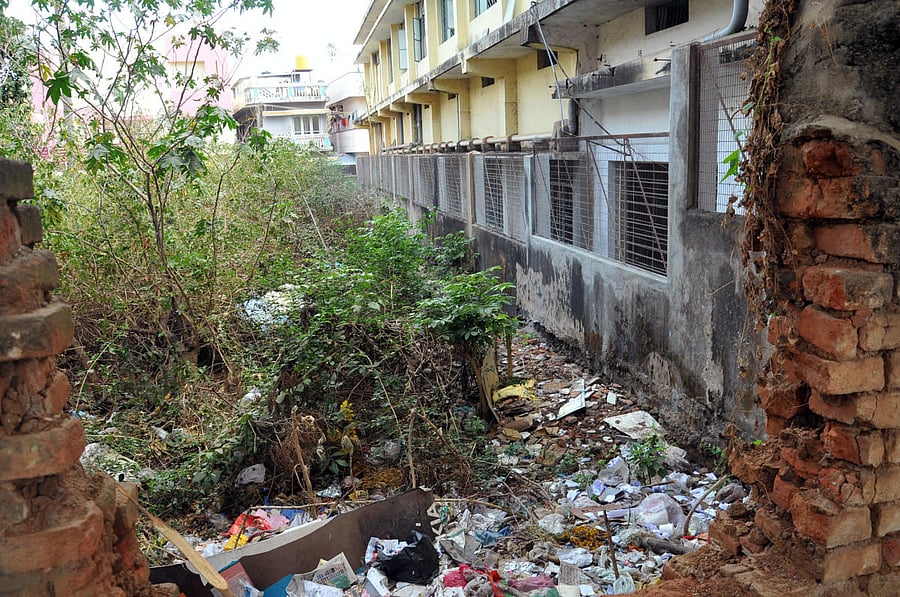 A vacant site next to Brahmasamudra Ranganna Chatra in Chikkamagaluru.