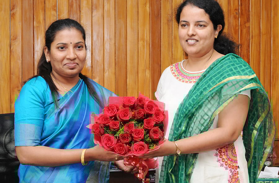 Outgoing Deputy Commissioner Priyanka Mary Francis (right) welcomes new Deputy Commissioner Hephsiba Rani Korlapati in Udupi on Thursday.