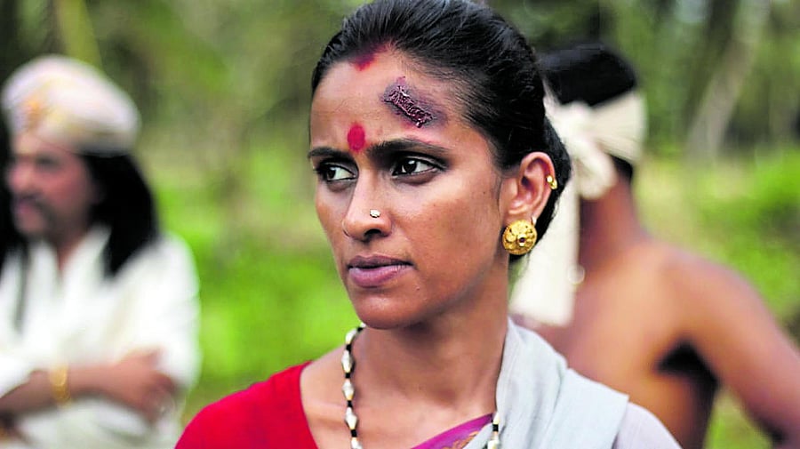  A scene from the Tulu film ‘Deyi Baideti – Gejjegiri Nandanodu’.