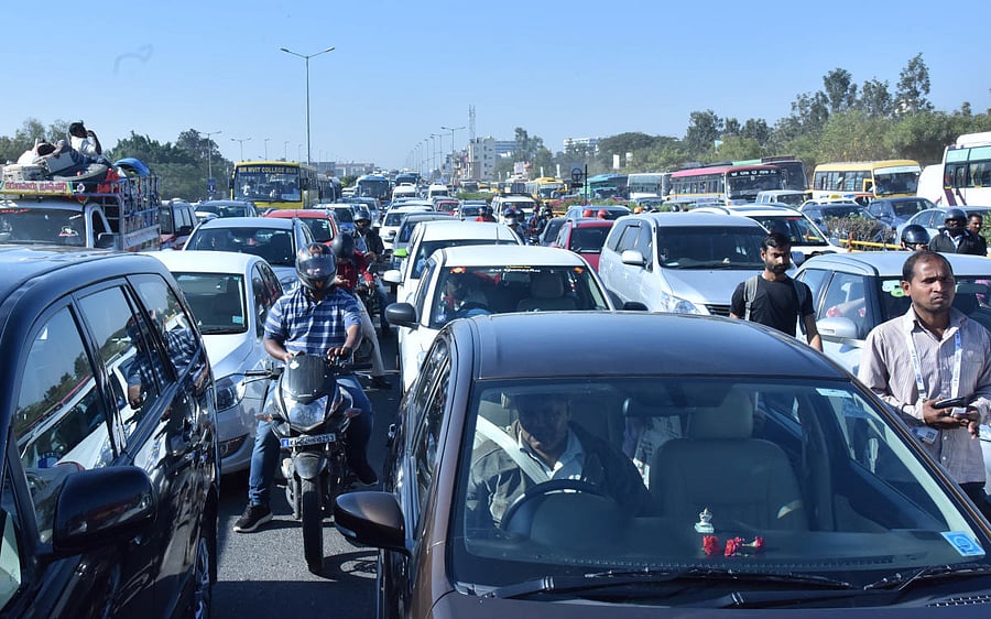 There was bumper-to-bumper traffic on Ballari Road owing to the full-dress rehearsal for Aero India 2019at Yelahanka Airbase on Monday. DH PHOTO/JANARDHAN B K