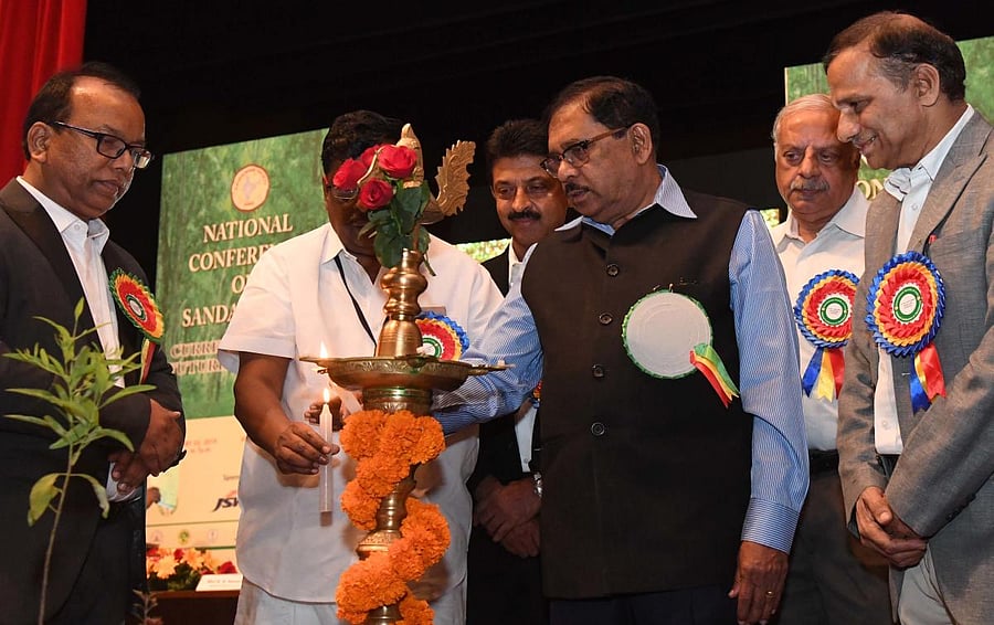 Deputy Chief Minister G Parameshwara inaugurates the national conference on sandalwood at IISc on Monday. DH PHOTO/B H SHIVAKUMAR
