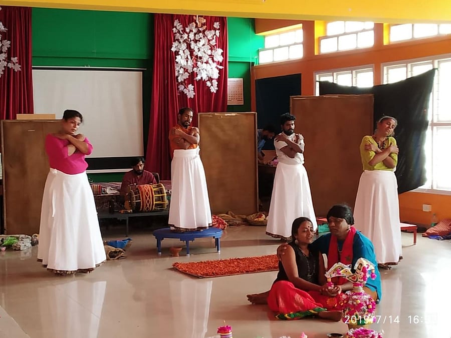 A rehearsal session of ‘Freedom Begum’, written by Rumi Harish. She says that the Begum Mahal symbolises the memories associated with queer spaces.