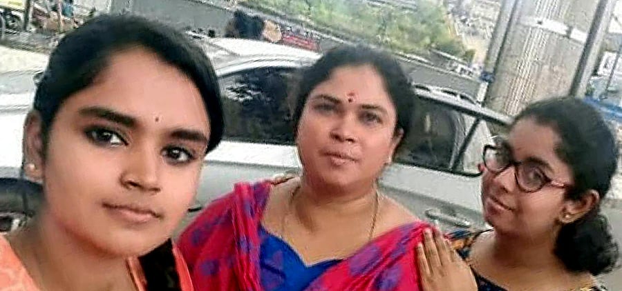 Rajeshwari with daughters Manasa and Bhumika.