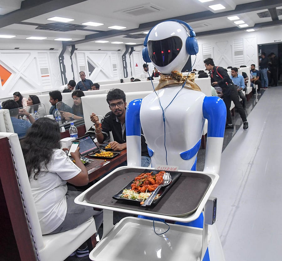 Robots serving food at Bengaluru’s first Robot Restaurant at Indiranagar. (DH Photo/B H Shivakumar)