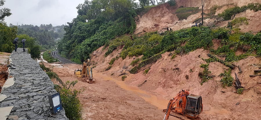 Intermittent showers hamper removal of mud and debris from tracks between Padil and Kulashekara on Konkan rail line in Mangaluru district on Saturday. DH PHOTO
