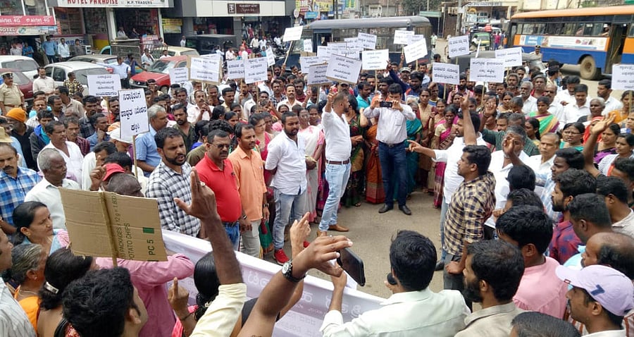 Flood victims stage a protest in Siddapura on Monday. DH Photo