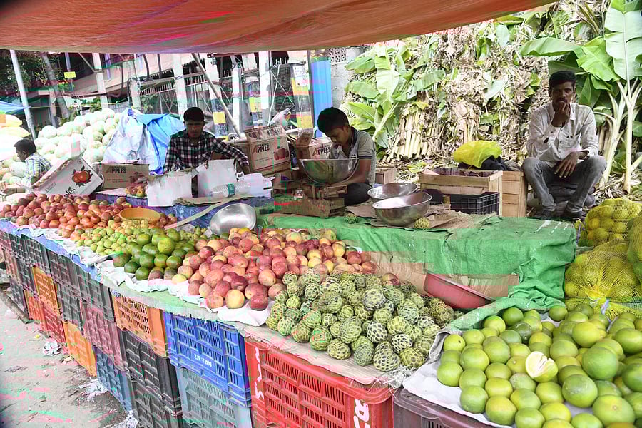 Vendors wait for customers at Yeshwantpur market in Bengaluru on Saturday. DH Photo/B H Shivakumar