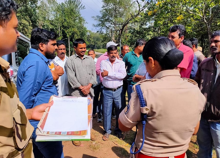 DCF Prabhakaran lends an ear to the grievances of Yadavare and Igur villagers in Somwarpet taluk on Friday. DH photo