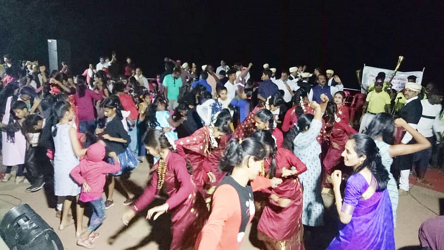 People dancing to the tune of the traditional ‘Kodava Valaga’, during the fruit and flower show at Raja Seat. DH Photo