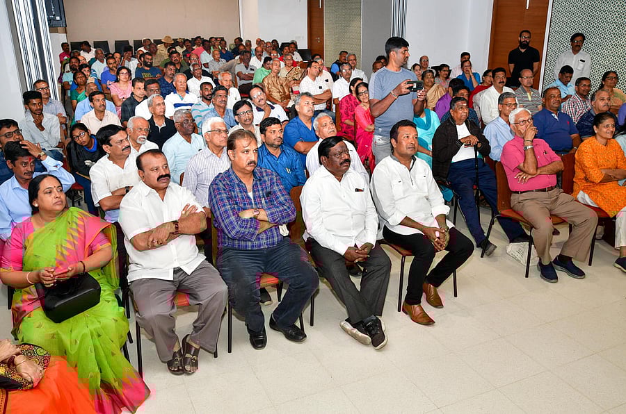 Residents at the 'Janaspandana-Citizens for Change' meet organised by DH and Prajavani in Domlur on Saturday. DH PHOTO/KRISHNAKUMAR P S