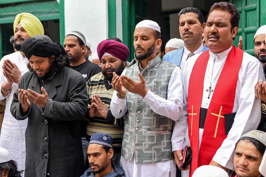 Muslims along with people from different religions offer prayers to pay tribute to the victims of this week's sectarian riots in capital city of New Delhi over India's new citizenship law, at a mosque in Amritsar on February 28, 2020. - Muslims in India's capital held regular Friday prayers on February 28 under the watch of riot police, capping a week which saw 42 killed and hundreds injured during the city's worst sectarian violence in decades. (Photo by AFP)
