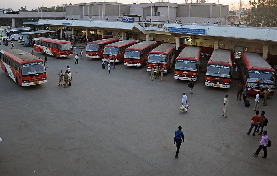 The busy KSRTC bus stand in Bengaluru was deserted on Friday. DH Photo/ Pushkar V