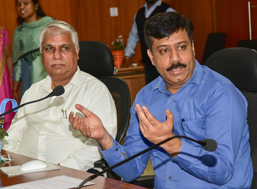 Bescom managing director M B Rajesh Gowda addresses the media on the rooftop solar power scheme in Bengaluru on Monday. DH PHOTO/IRSHAD MAHAMMAD