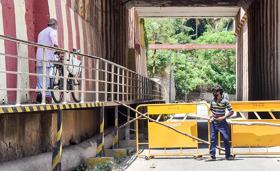 Police erect barricades to restrict movement of the vehicles at the railway underbridge in Yadavagiri, Mysuru. DH PHOTO