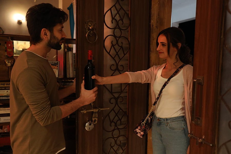 Nakuul Mehta and Sanaya Irani as Ved and Arya.