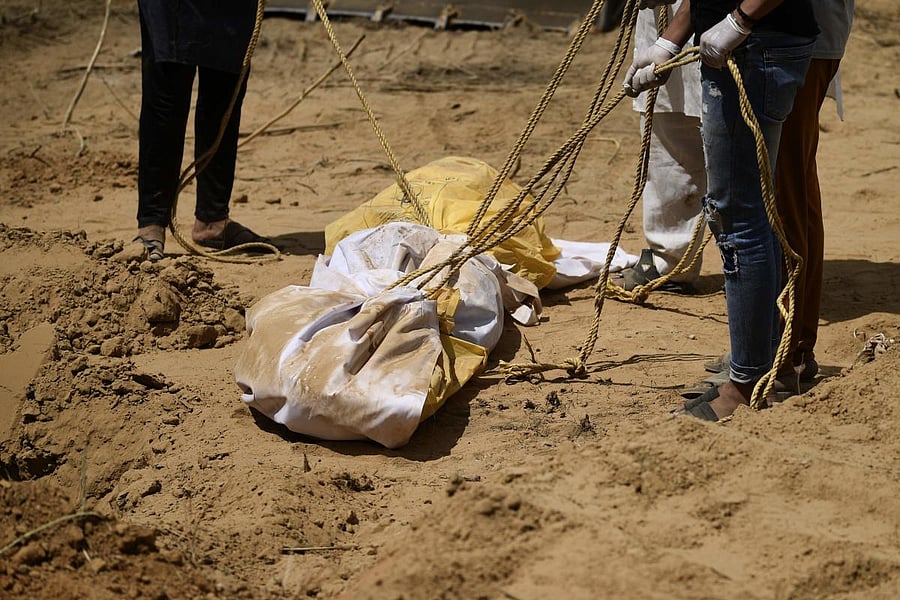 FILE PHOTO: A medical worker administers polio drops to an infant at a hospital during the pulse polio immunization programme in Agartala, India, January 18, 2015. REUTERS/Jayanta Dey/File Photo