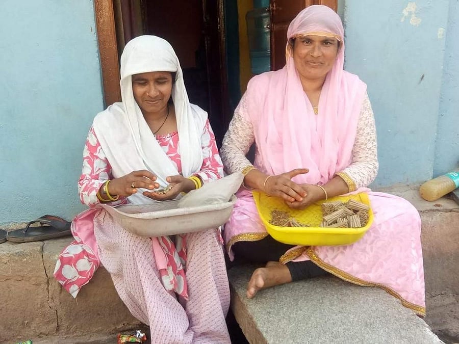 A file photo shows women rolling beedis in Mysuru.