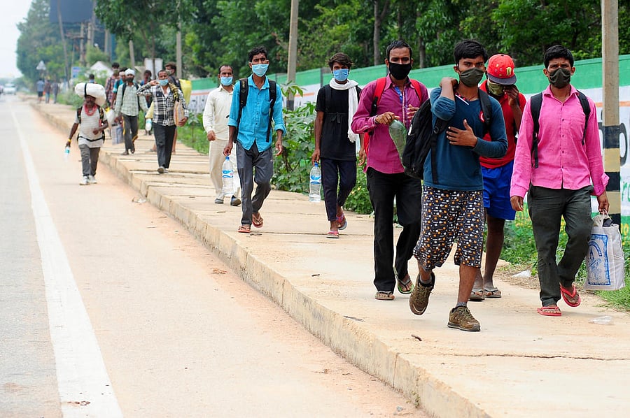 Several migrant workers walk on Bangalore-Hyderabad highway on Thursday to return to their native in Jharkhand. DH Photo/ Pushkar V