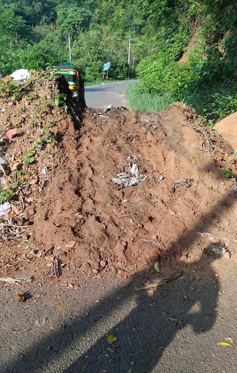 A view of tyre tracks of the vehicle which illegally passed through plies of mud dumped to block Makutta road on Wednesday. DH Photo