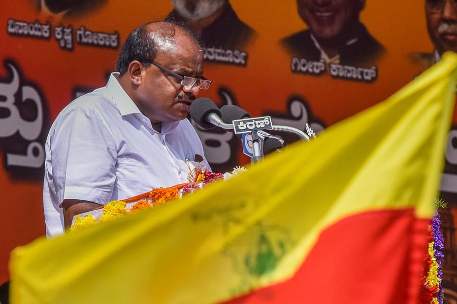 Chief Minister H D Kumaraswamy speaking at Karnataka Rajyotsava celebrations and Makalla Mela organised by Public Education Department at Sree Kanteerava Stadium in Bengaluru on Thursday. Photo by S K Dinesh