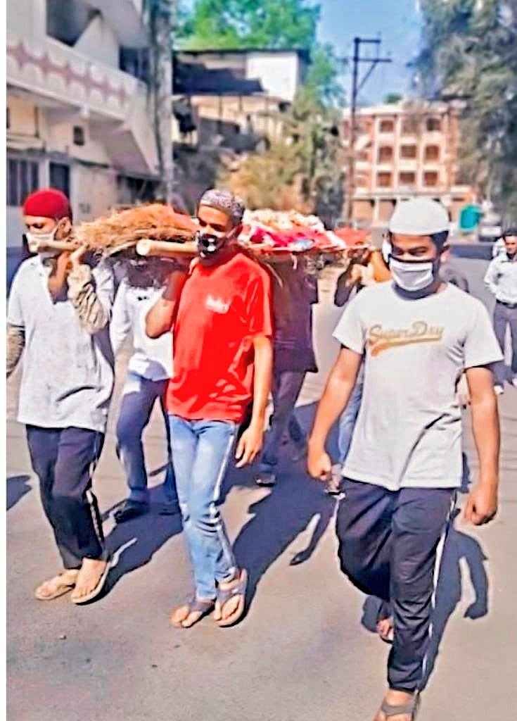 Wearing masks as a precaution against coronavirus, they helped in making arrangements for the deceased's last rites and carried the body on their shoulders to the cremation ground located about 2.5 km away from the area, state Congress spokesman Narendra Saluja said. Credit: Twitter (OfficeOfKNath)
