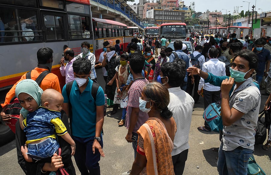 Migrant workers going home amid COVID-19 lockdown (DH Photo)