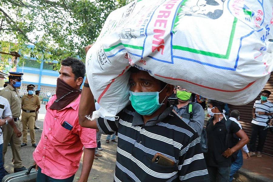 Stranded migrant workers arrive at Aluva railway station to board on a special train to Odisha during a government-imposed nationwide lockdown (AFP Photo)